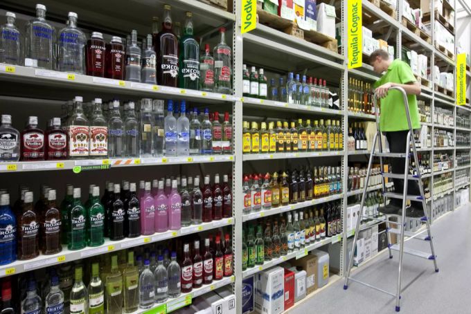 Ein Regal voller Alkohol, an Weihnachten könnte es anders aussehen. (Symbolbild) Alkohol