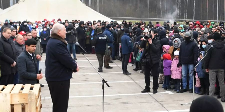 Alexander Lukaschenko bei einem Besuch eines Flüchtlingslagers an der Grenze zu Polen. Foto: Pavel Bednyakov/Sputnik/dpa