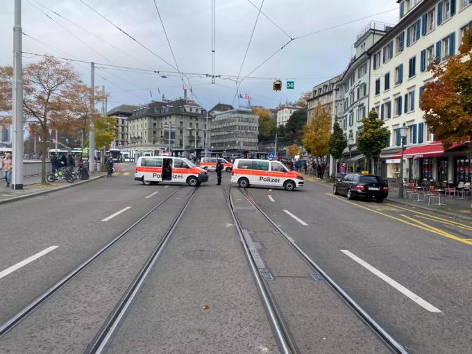 Die Stadtpolizei Zürich ist mit einem Grossaufgebot in Zürich vor Ort. Corona-Demo ZH