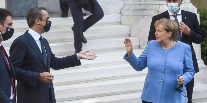 29.10.2021, Griechenland, Athen: Die geschäftsführende Bundeskanzlerin Angela Merkel (CDU) und Kyriakos Mitsotakis, Premierminister von Griechenland, verabschieden sich vor der Villa Maximos. Geschäftsführende Bundeskanzlerin Merkel in Griechenland