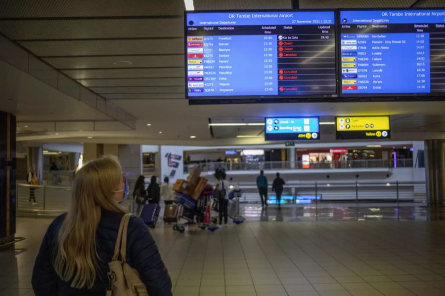 Eine Anzeigetafel zeigt am Flughafen in Johannesburg Flüge an.