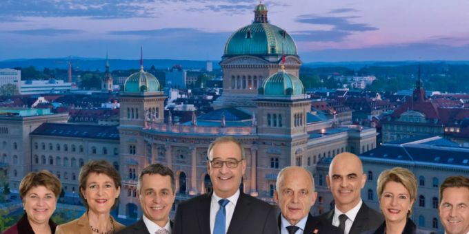 Hier würde der Platz knapp: Das offizielle Foto der Landesregierung für 2021. (Archivbild) Hier würde der Platz knapp: Das offizielle Foto der Landesregierung für 2021. (Archivbild)