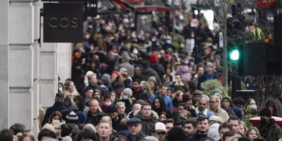 Mittlerweile sind in etlichen Ländern Fälle der Omikron-Variante aufgetaucht. Foto: Alberto Pezzali/AP/dpa