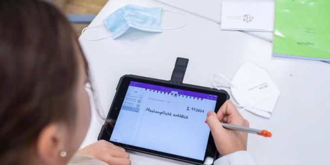 Der Digitalpakt Schule zeigt laut einer Umfrage offenbar erste Wirkungen. Verbessert hat sich vielfach zumindest die Wlan-Verbindung. Bei der Zufriedenheit mit der IT-Ausstattung bleibt aber noch viel Luft nach oben. Foto: Guido Kirchner/dpa Der Digitalpakt Schule zeigt laut einer Umfrage offenbar erste Wirkungen. Verbessert hat sich vielfach zumindest die Wlan-Verbindung. Bei der Zufriedenheit mit der IT-Ausstattung bleibt aber noch viel Luft nach oben. Foto: Guido Kirchner/dpa