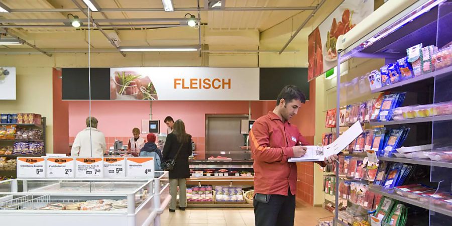 Für die Migros-Angestellten gelten ab dem kommenden Jahr höhere Mindestlöhne. (Archivbild)