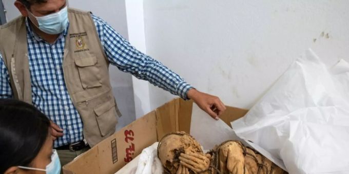 Ungewöhnlicher Fund: Die Mumie ist gefesselt und bedeckt das Gesicht Mumie