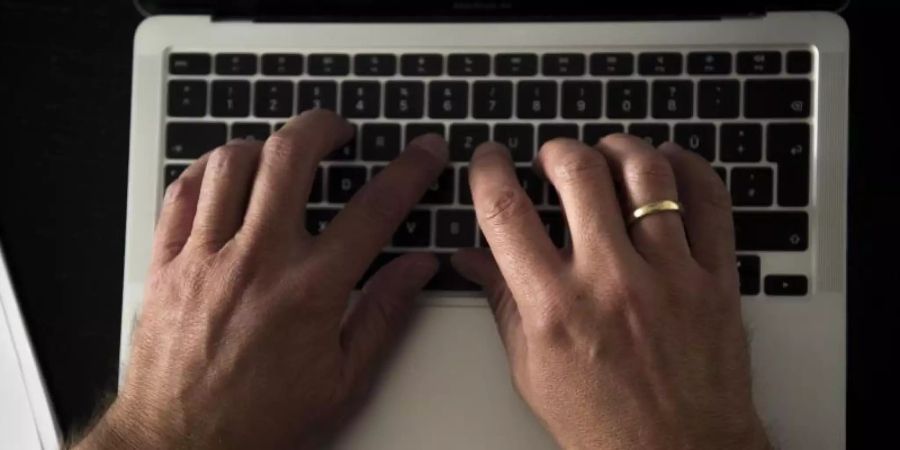 Mit einer bundesweiten Aktion ist die Polizei gegen strafbare Posts im Internet vorgegangen. Foto: Finn Winkler/dpa/Symbolbild