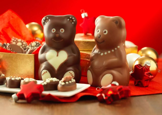 Teddy-Giessen im Verkehrshaus: Ohne das von Rudolf Lindt entwickelte Verfahren des «Conchierens» wären solche Formen aus Schokolade nicht möglich. Es verflüssigte nämlich die ehemals harte Schokoladenmasse: Und statt sie mühsam zurechtzuklopfen und zu kneten, konnte man sie jetzt in Formen giessen. s