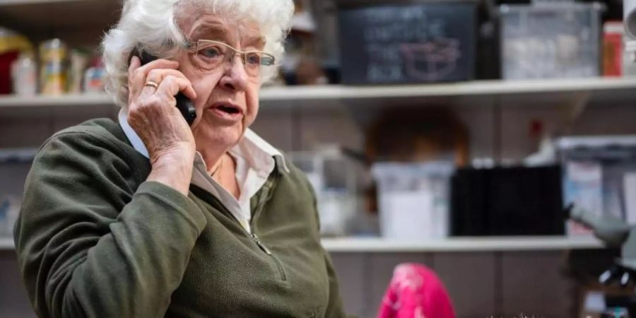 Karin Oehl sitzt in ihrem Keller und telefoniert mit einer Frau, die einen verletzten Igel zu ihr gebracht hat. Foto: Marius Becker/dpa