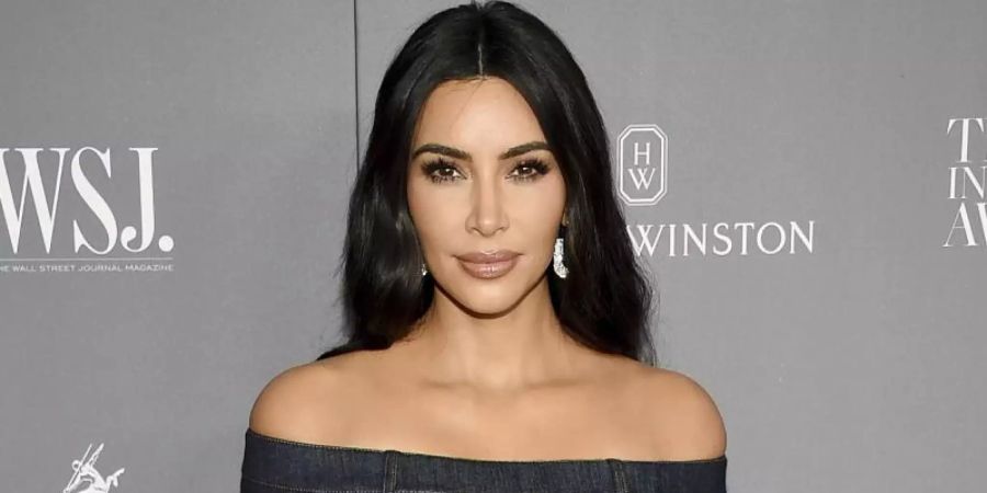 Kim Kardashian an ihrem offenbar liebsten Arbeitsplatz: dem roten Teppich. Foto: Evan Agostini/Invision/AP/dpa