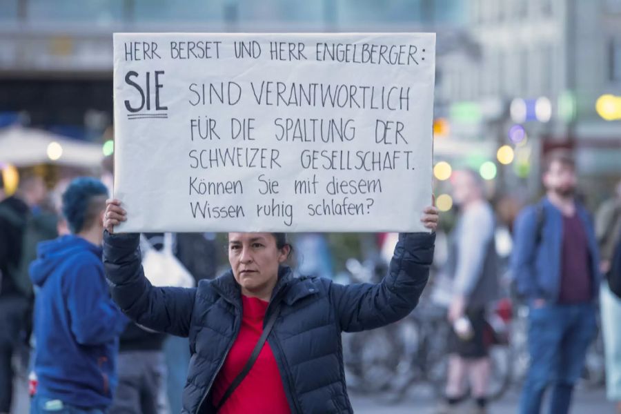 Eine Frau protestiert mit einem Transparent in Bern. Auch für nächsten Samstag ist eine Demo gegen die Corona-Massnahmen angekündigt.