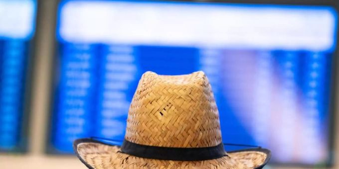 Nach einem erneuten Umsatzeinbruch im zu Ende gehenden Tourismusjahr rechnen Veranstalter und Reisebüros damit, frühestens 2023 in etwa das Vorkrisenniveau zu erreichen. Foto: Jonas Walzberg/dpa Nach einem erneuten Umsatzeinbruch im zu Ende gehenden Tourismusjahr rechnen Veranstalter und Reisebüros damit, frühestens 2023 in etwa das Vorkrisenniveau zu erreichen. Foto: Jonas Walzberg/dpa