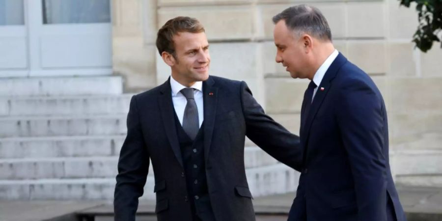 Macron (l.) empfängt Duda