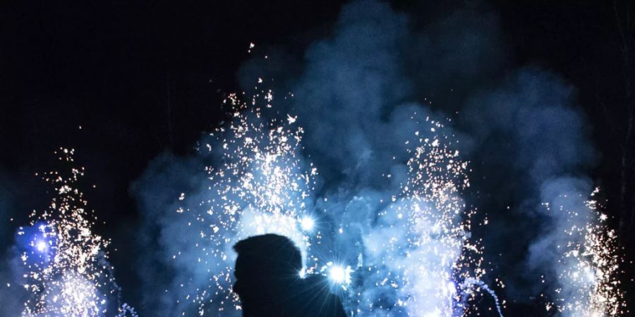 Beim Abbrennen von Feuerwerk ist in Deutschland und Österreich je eine Person gestorben. (Archivbild)