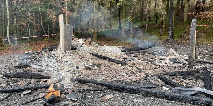 Der Sachschaden kann derzeit nicht beziffert werden. Brand