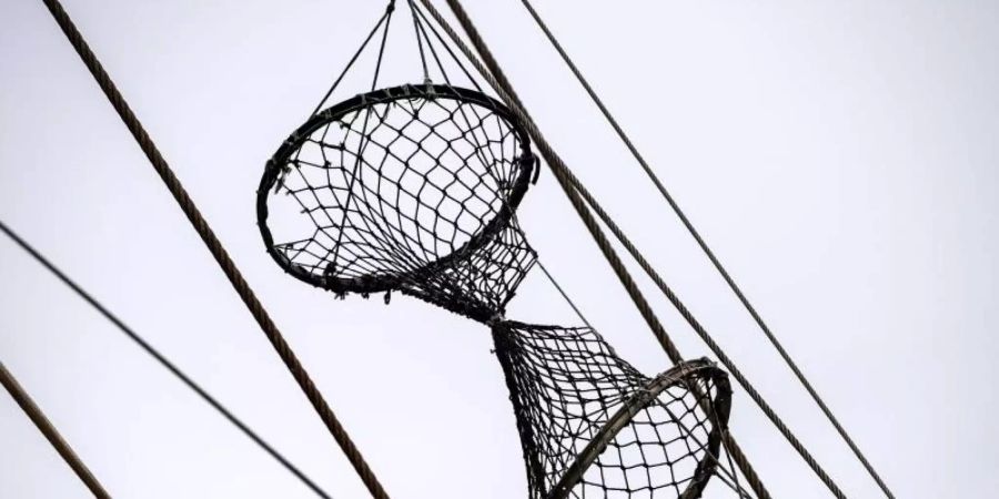 Ein leeres Fischernetz an einem Krabbenkutter. Foto: Sina Schuldt/dpa