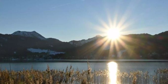 Sonne hinter den Bergen im Tegernseer Tal in Bayern. Foto: Katrin Requadt/dpa Sonne hinter den Bergen im Tegernseer Tal in Bayern. Foto: Katrin Requadt/dpa