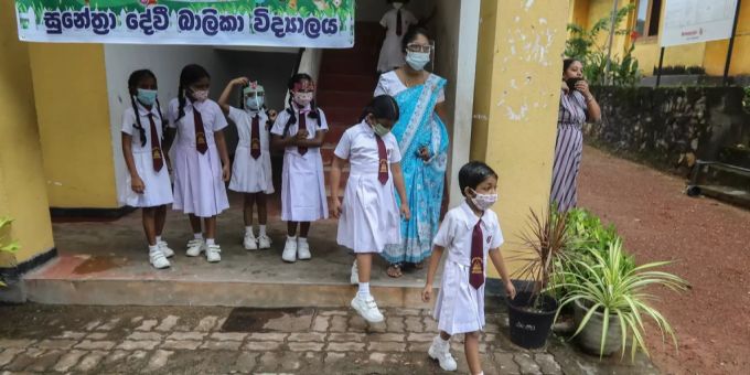 Kinder in Sri Lanka kehren nach der Pause in die Schule zurück. sri lanka