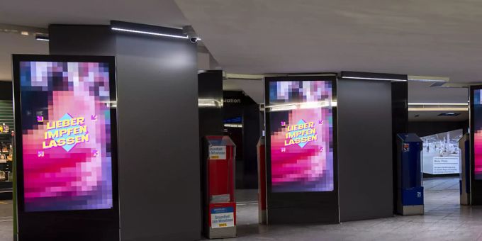 Elektronische Anzeigetafeln im Bahnhof Bern machen auf die Informationskampagne des Bundes ''Lieber impfen lassen'' aufmerksam. Elektronische Anzeigetafeln im Bahnhof Bern machen auf die Informationskampagne des Bundes ''Lieber impfen lassen'' aufmerksam.