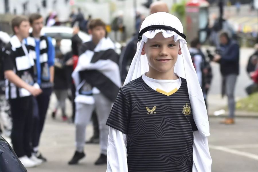 Von klein bis gross: Fans von Newcastle United erscheinen beim letzten Heimspiel in Saudi-Kostümen.