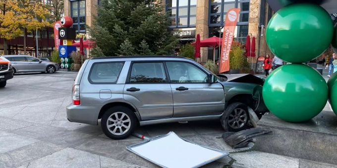 Die Autofahrerin ist mit ihrem Auto in diese Skulptur geprallt. Zug Autounfall Skulptur
