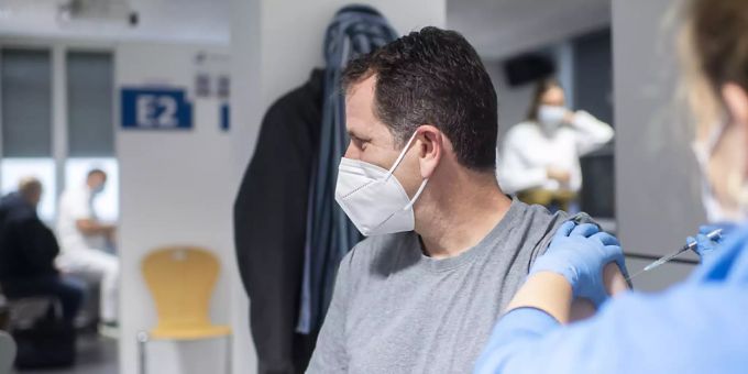 Der erste Zürcher, welcher mit dem Covid-19-Impfstoff «Janssen» von Johnson & Johnson geimpft im Covid-19-Testzentrum für Reisemedizin und Übertragbare Krankheiten in Zürich. Zürich Coronavirus