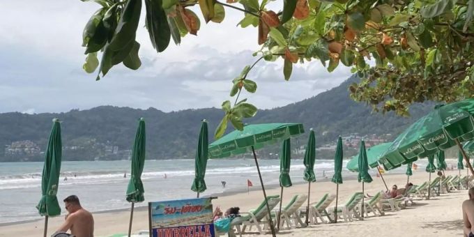 Touristen halten sich im Rahmen des Modellprojekts «Sandbox» am Patong Beach auf. Ab November dürfen Menschen aus einigen «sicheren» Staaten wieder nach Thailand reisen. Auch Deutschland steht auf der Liste. Foto: Carola Frentzen/dpa Touristen halten sich im Rahmen des Modellprojekts «Sandbox» am Patong Beach auf. Ab November dürfen Menschen aus einigen «sicheren» Staaten wieder nach Thailand reisen. Auch Deutschland steht auf der Liste. Foto: Carola Frentzen/dpa