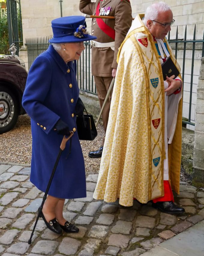 Queen Elizabeth nutzt erstmals in der Öffentlichkeit einen Gehstock. queen