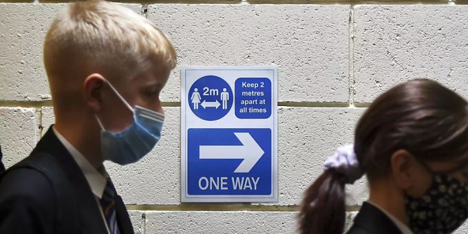 ARCHIV - Schüler stehen an einer Corona-Teststation in ihrer Schule. In englischen Schulen breitet sich das Coronavirus offenbar wieder stärker aus und mehr Schüler verpassen deshalb den Unt england schule
