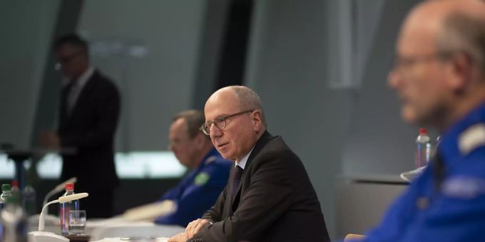 Der Sicherheits- und Justizdirektor Fredy Fässler von Sankt Gallen. (Bildmitte) Fredy Fässler