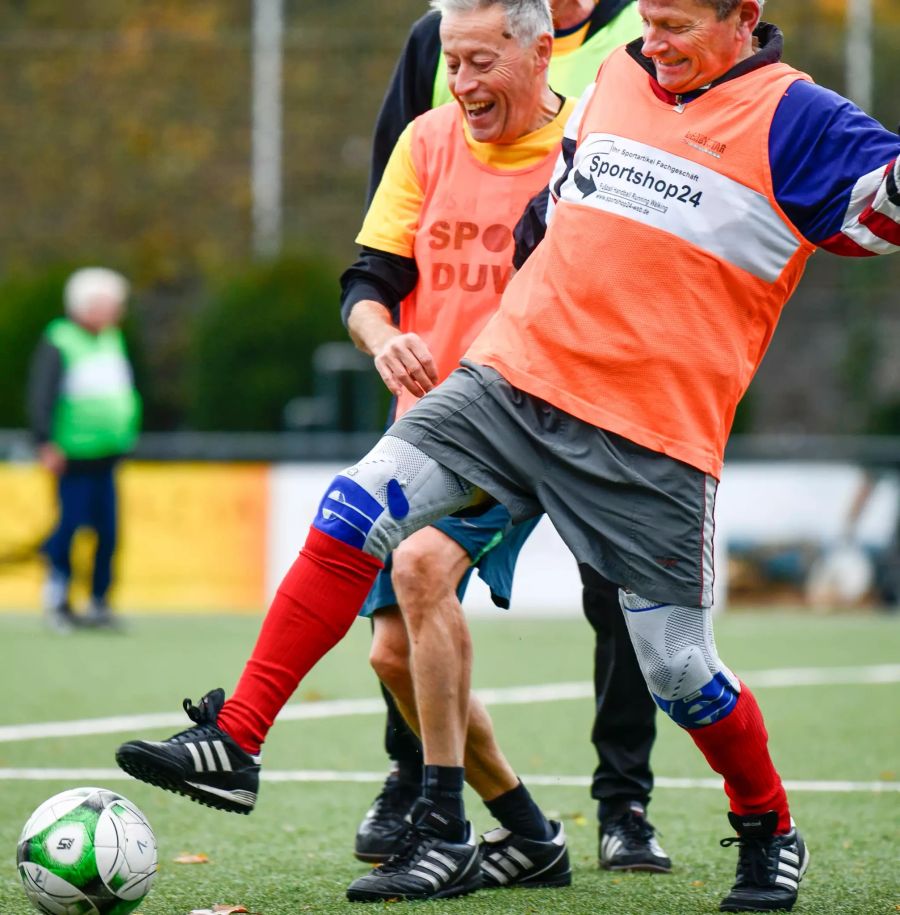 Spieler kämpfen um den Ball.