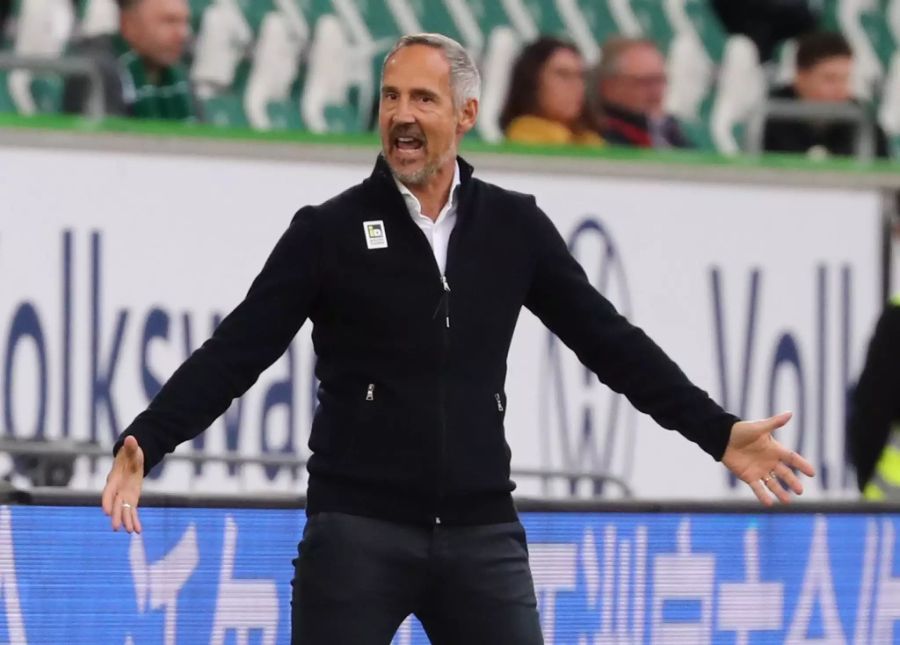 Gladbach-Coach Adi Hütter gibt Anweisungen von der Seitenlinie.