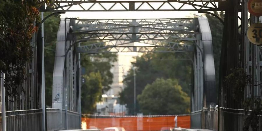 Die Brücke Ponte dell'Industria ist nach einem Brand schwer beschädigt. Foto: Foto Cecilia Fabiano/LaPresse via ZUMA Press/dpa