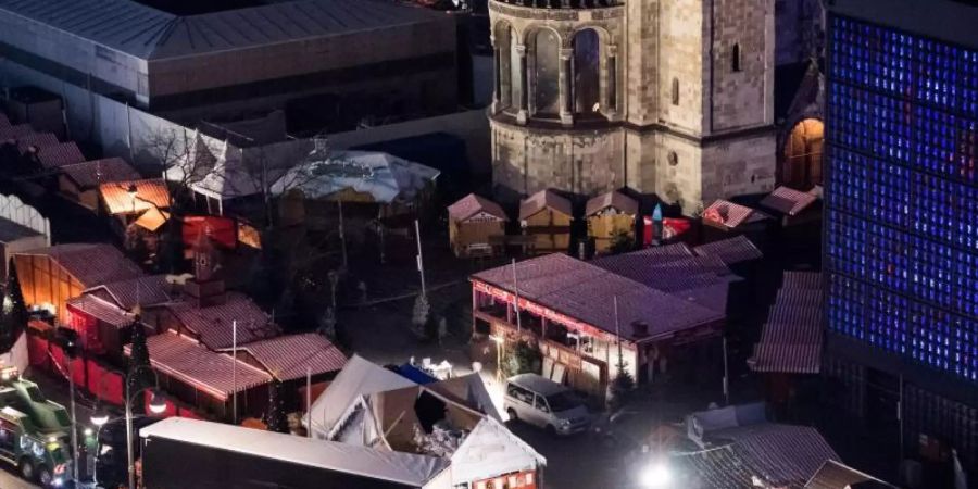 Eine Schneise der Verwüstung ist am auf dem Weihnachtsmarkt am Breitscheidplatz in Berlin zu sehen, nachdem der Attentäter Anis Amri mit einem Lastwagen über den Platz gerast war. Foto: Bernd von Jutrczenka/dpa