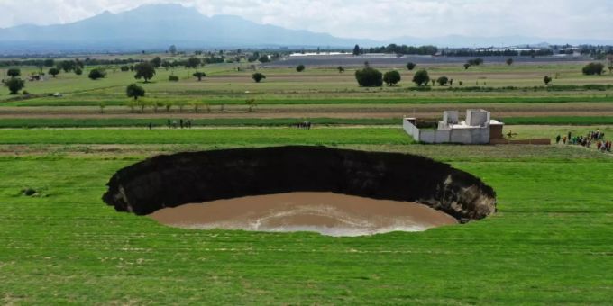 Aus riesigem Erdloch - Mexikanische Einsatzkräfte retten zwei Hunde