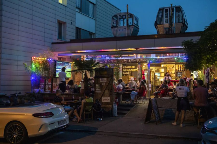 Zuschauer verfolgen das Geschehen beim Public Viewing während des Fussballspiels der Euro 2020 zwischen der Schweiz und Italien am Mittwoch, 16. Juni 2021, in der Quartierbeiz in Thun.