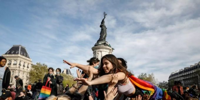 Pariser forderten bei einer Demo die künstliche Befruchtung für alle Frauen. Künstliche Befruchtung