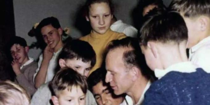 Paul Schäfer (M) mit Kindern. Er war Gründer der Sekte und totalitären religiösen Gemeinschaft Colonia Dignidad. Foto: LOOKSfilm/WDR/SWR/Arte/dpa Paul Schäfer (M) mit Kindern. Er war Gründer der Sekte und totalitären religiösen Gemeinschaft Colonia Dignidad. Foto: LOOKSfilm/WDR/SWR/Arte/dpa