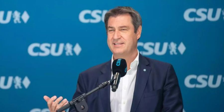 Markus Söder (CSU), Bayerns Ministerpräsident, spricht zur Bundestagslistenaufstellung auf einer Bühne im Frankenstadion. Foto: Daniel Karmann/dpa