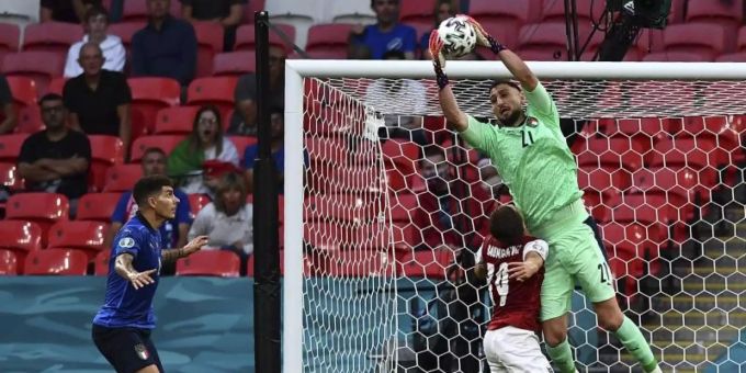 Italiens Torhüter Gianluigi Donnarumma rettet vor Christoph Baumgartner. Euro 2020
