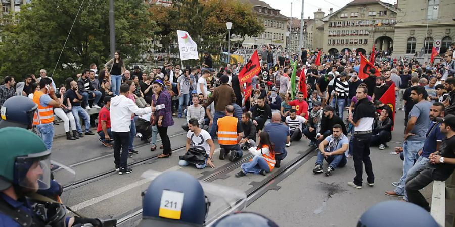 Polizisten halten im September 2015 auf der Berner Kirchenfeldbrücke Kurden und ihre Sympathisanten im Schach.