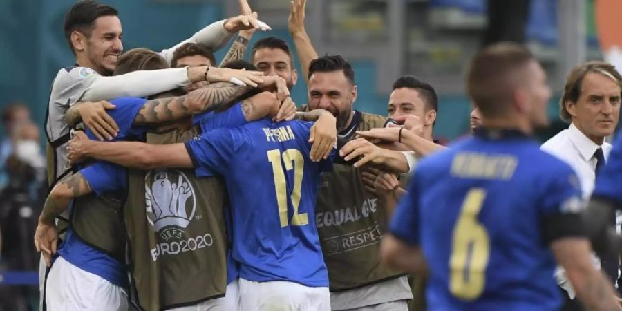 Seit 30 Spielen in Serie ungeschlagen: Italiens Nationalmannschaft jubelt über das 1:0 gegen Wales. Foto: Alberto Lingria/POOL Reuters/dpa