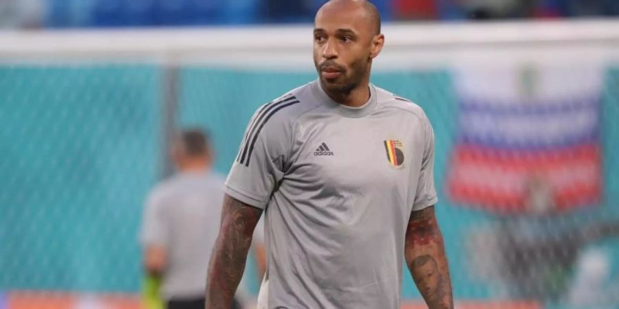 Belgiens Co-Trainer Thierry Henry beim Aufwärmen der Mannschaft. Foto: Igor Russak/dpa