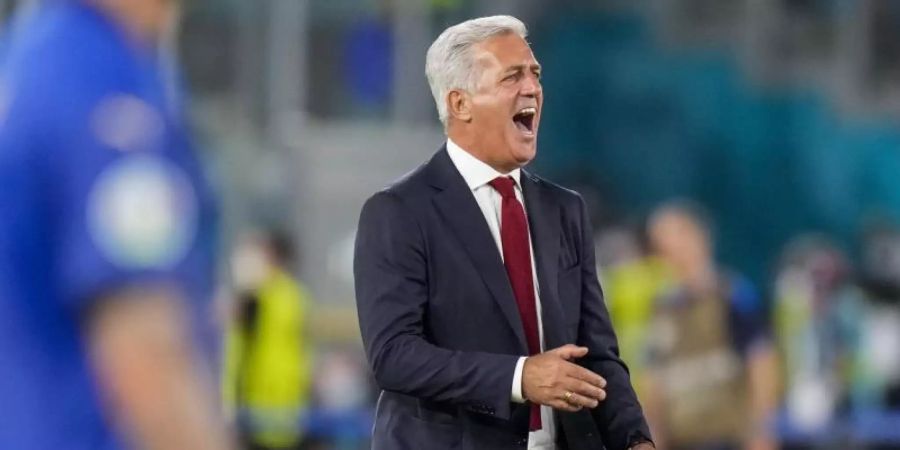 Vladimir Petkovic, Trainer der Schweiz, ruft seinen Spielern von der Seitenlinie Anweisungen zu. Foto: Alessandra Tarantino/AP Pool/dpa