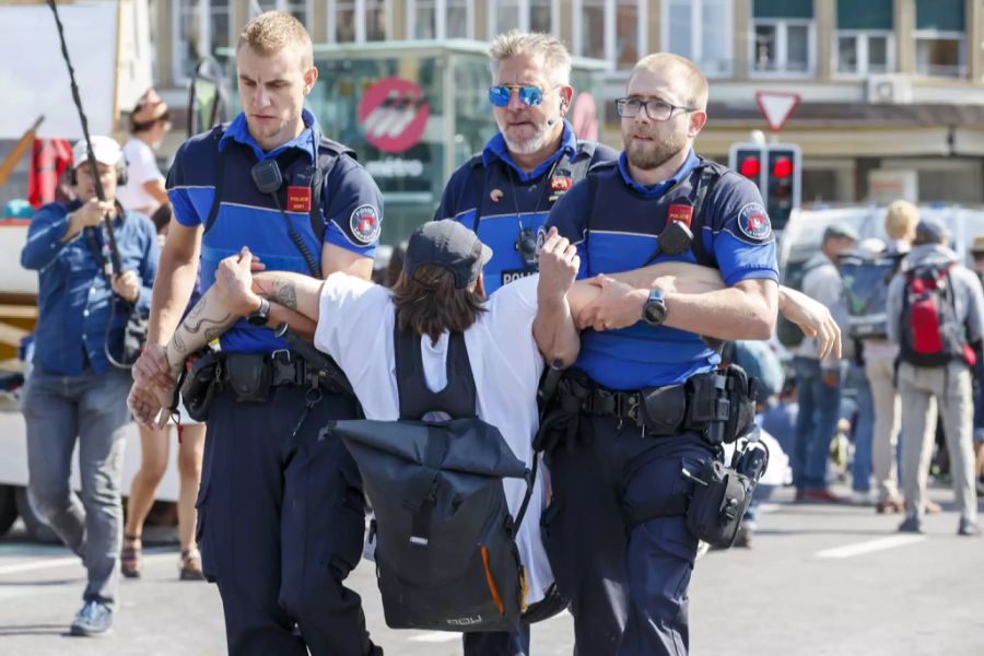 Die Lausanner Polizei führt im September 2019 einen Aktivisten von Extinction Rebellion ab.