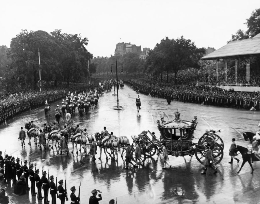 Die Königliche Kutsche mit Eskorte vor dem Buckingham Palast 1953.