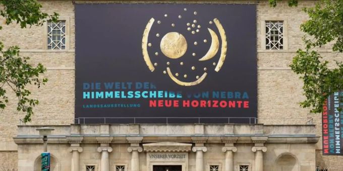 Das Landesmuseum Halle lädt ein in «Die Welt der Himmelsscheibe von Nebra». Foto: Peter Endig/dpa-Zentralbild/dpa Das Landesmuseum Halle lädt ein in «Die Welt der Himmelsscheibe von Nebra». Foto: Peter Endig/dpa-Zentralbild/dpa