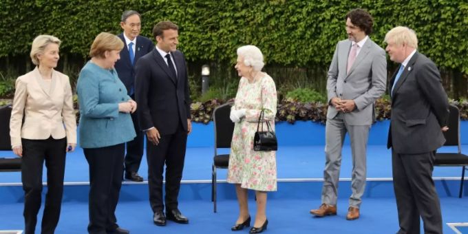 Merkel und die Queen am Rande des G7-Gipfels in Cornwall Merkel und die Queen am Rande des G7-Gipfels in Cornwall