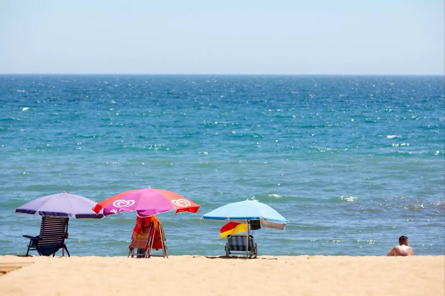 Hier an einem portugiesischen Strand sind wegen des Coronavirus kaum Menschen zu sehen. Normalerweise ist dieser Strand in Quarteira mächtig beliebt und belebt.