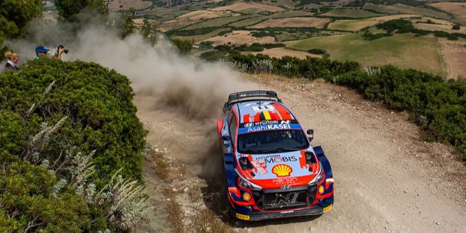 Hyundai in der Safari-Rallye in Kenia. Rallye